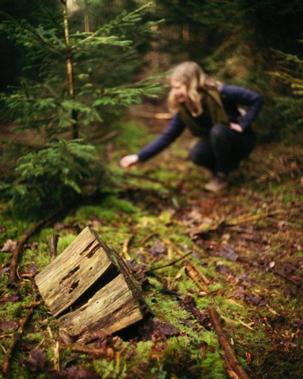 Paula Roesch beim Entdecken im Wald (c) Tobias Urban