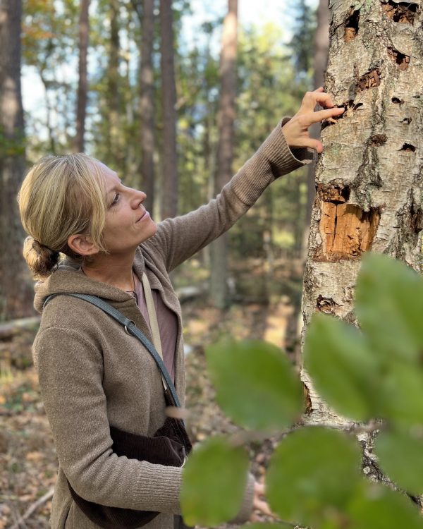 Miriam Schulz begutachtet die Borke eines Baumes